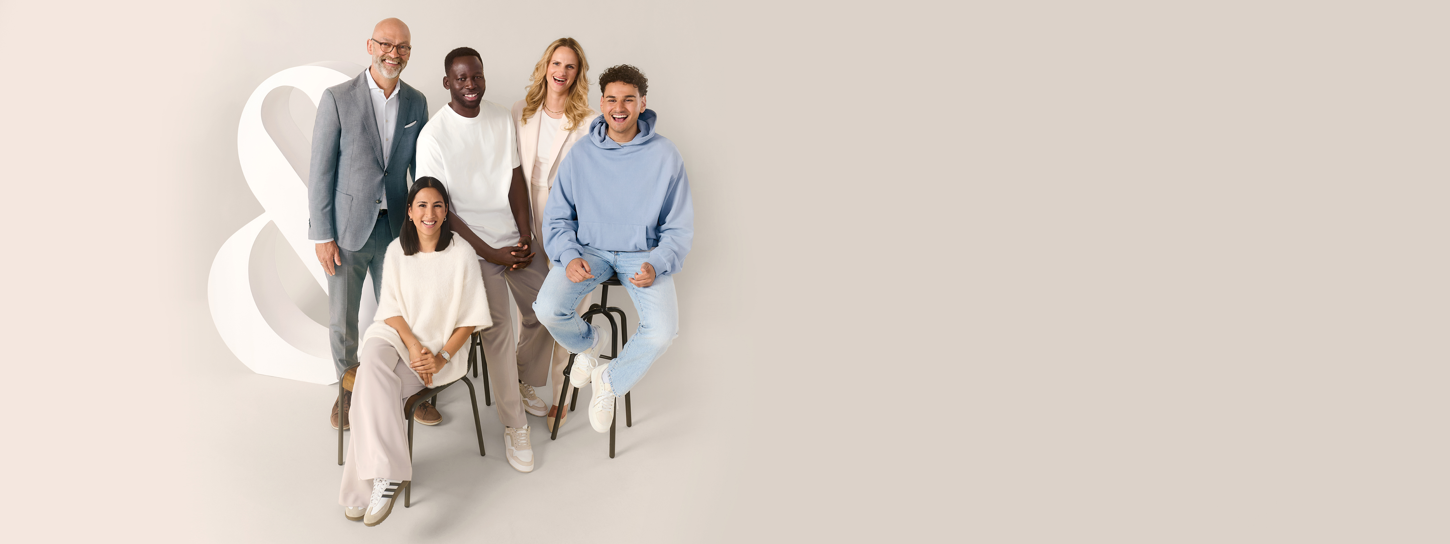 diverse-mitarbeiter-machen-bei-peek-und-cloppenburg-deutschland-karriere-und-lachen-in-die kamera